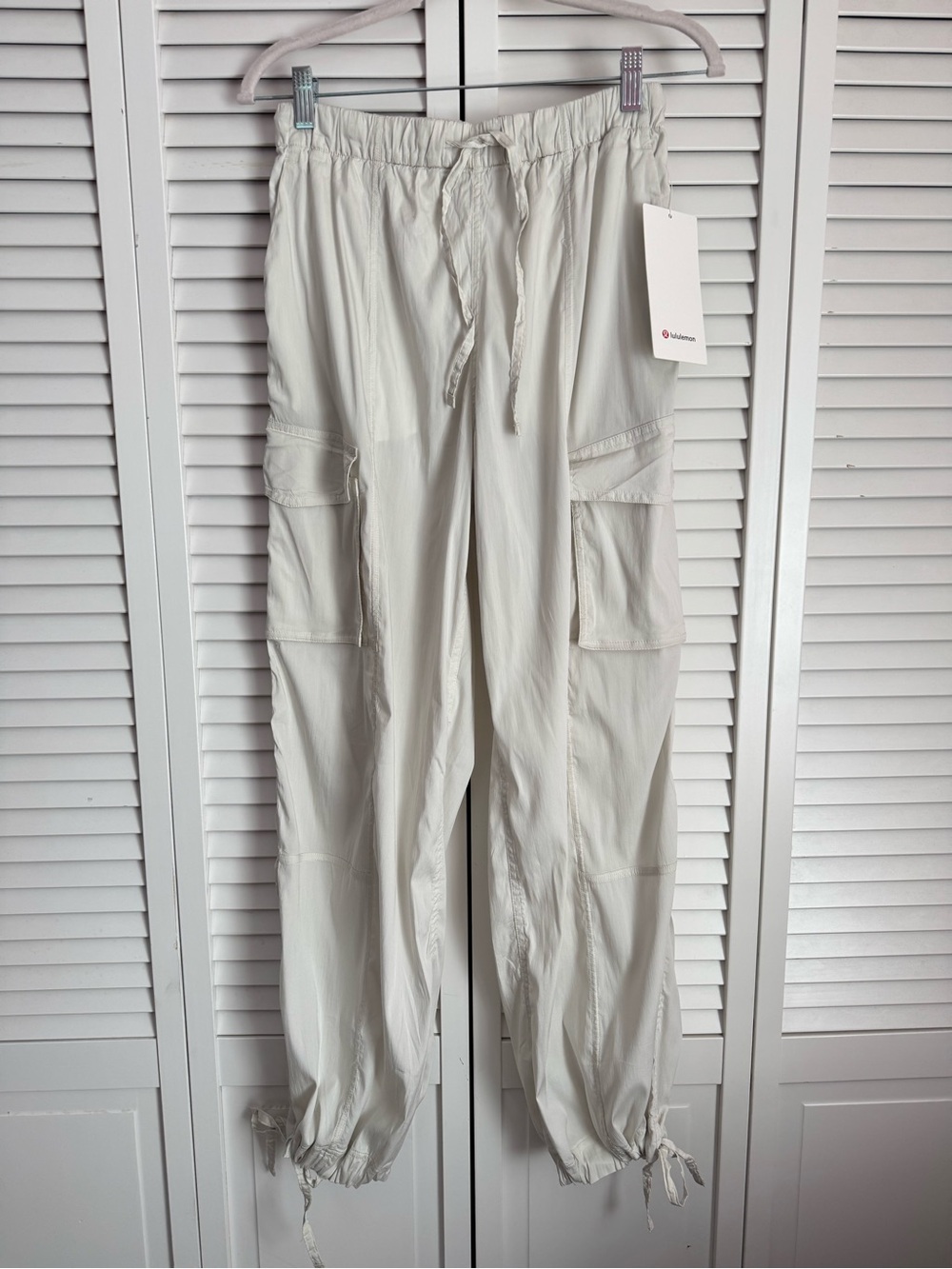 Lululemon Lightweight Adjustable MR Cargo Pant Bone Activewear Baggy XS NWT - Picture 3 of 13